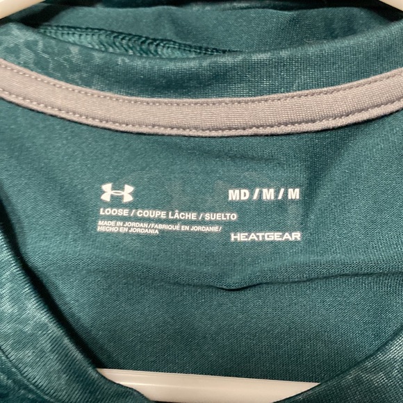 Green under armour silky tshirt - Picture 3 of 3